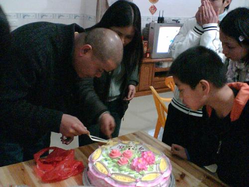 瞧，今天是我三哥生日，多專心地切著cake
