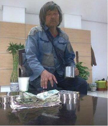 他說，本想多捐一點錢，但身上全是討來的一毛兩毛還有一些硬幣，不好意思拿出來，特地利用中午湊了湊，接著到銀行，將全身的零錢兌換出了一張一百元。他先后捐款105元和339.01元
