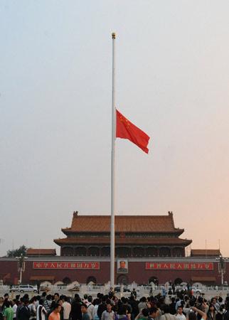 北京，2008年5月19日 天安門廣場下半旗悼念遇難同胞 5月19日4時58分，北京天安門廣場在正常的升旗儀式后下半旗，以表達全國各族人民對四川汶川大地震遇難同胞的深切哀悼