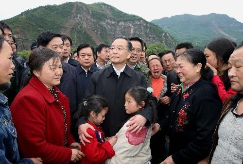 2008年5月14日,國務院總理溫家寶抵達地震重災區四川北川縣災民安置點看望災民