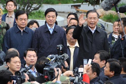 2008年5月13日,在北川中學地震救援現場，總理說：當前最重要的任務就是盡力救援幸存者，哪怕只有1%的希望，也要盡100%的努力