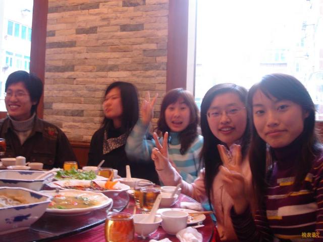和我們班美女合照，為什么每次和女生照相都那么拘謹(jǐn)呢？我也不知道，反正很高興