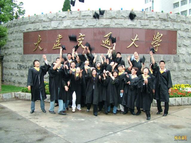 大學就這樣過去了 大家很開心，但背后每個人的心事就藏在笑聲中 我有你們做同學，真的很幸福
